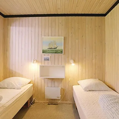Beautiful In Aakirkeby With Kitchen Casa vacanze Vester Somarken